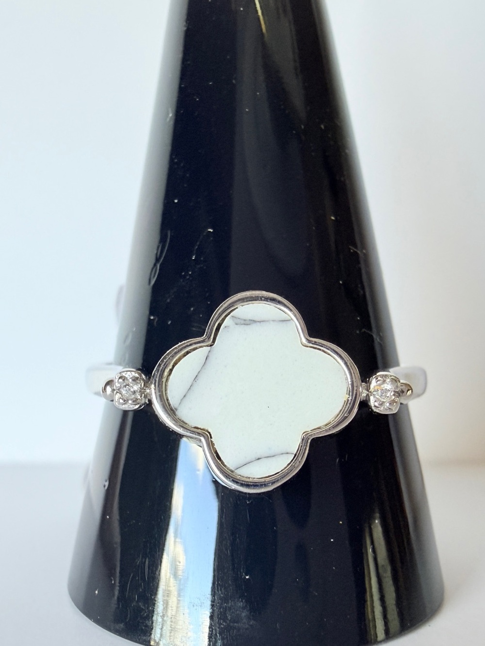 Bomb Party Sz 11 "A Stunning Story" Howlite .925 Sterling w/ Rhodium
FLIP Clover
